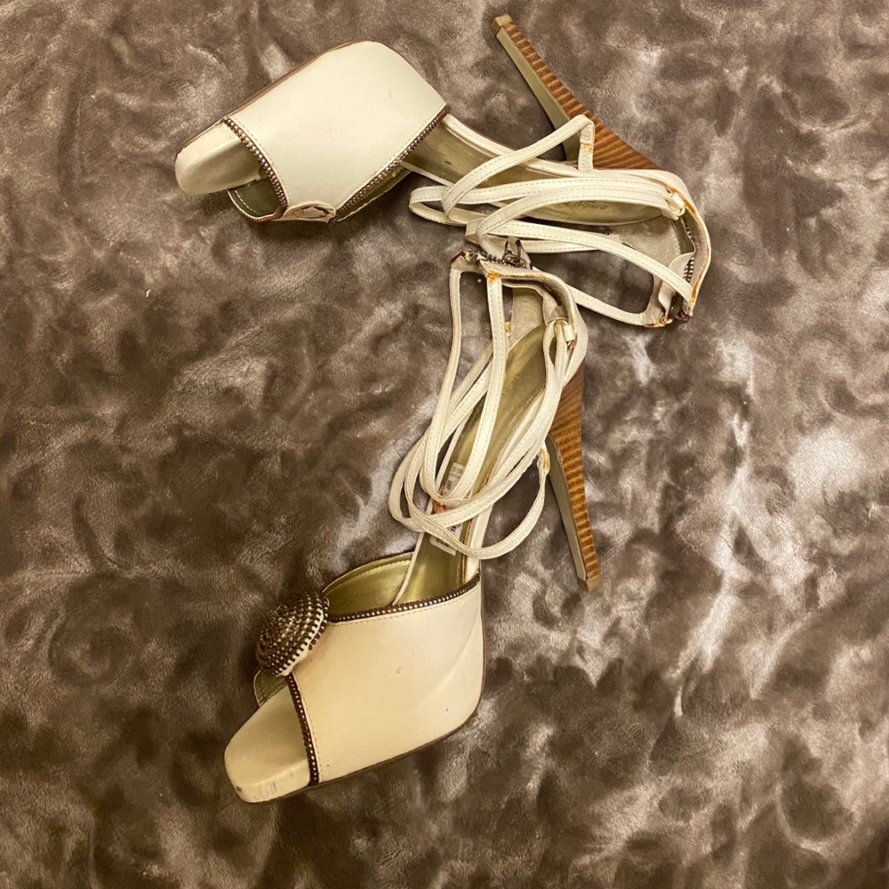 High heel strap around the ankle shoe with zipper